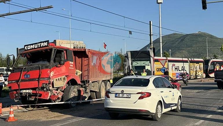 Kayseridə dəhşətli qəza Yük maşını ilə tramvay toqquşub: Yaralananlar var