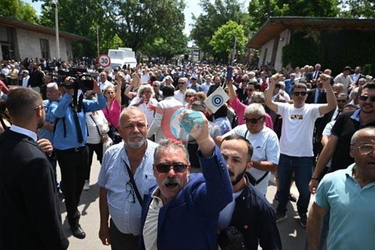 TBMM önünde CHPliler arasında arbede