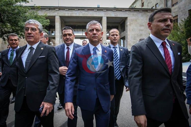 Özgür Özel, Meclis kapısında toplanan kalabalığa hitap etti