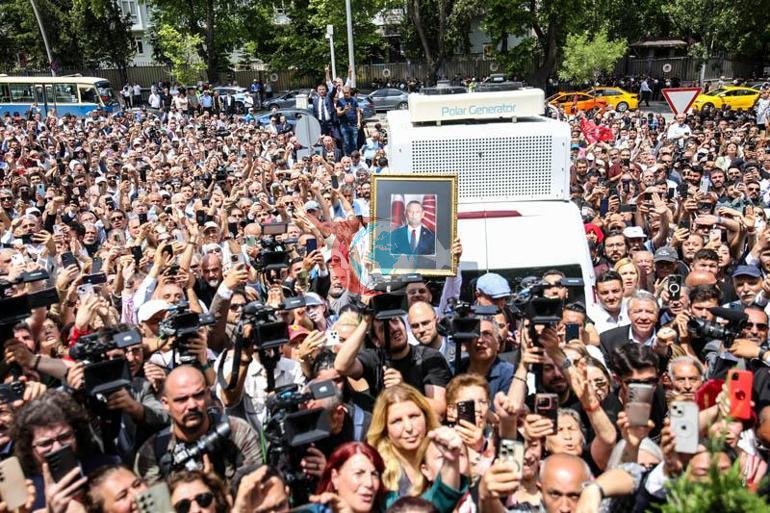 Özgür Özel, Meclis kapısında toplanan kalabalığa hitap etti
