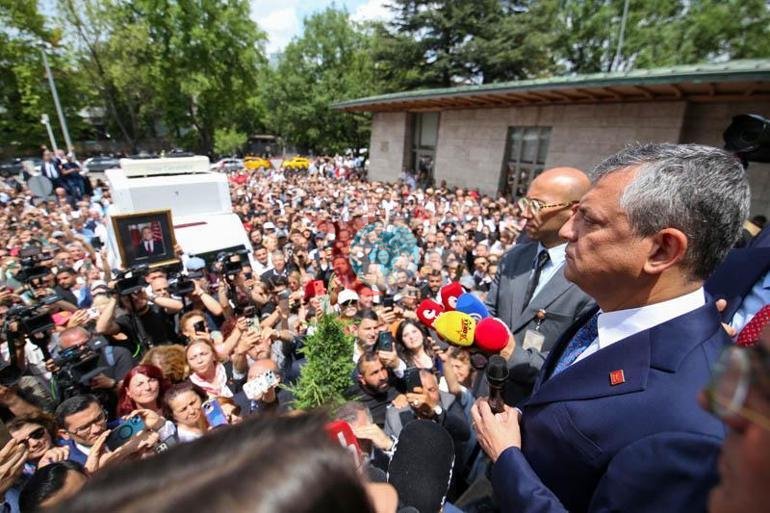 Özgür Özel, Meclis kapısında toplanan kalabalığa hitap etti
