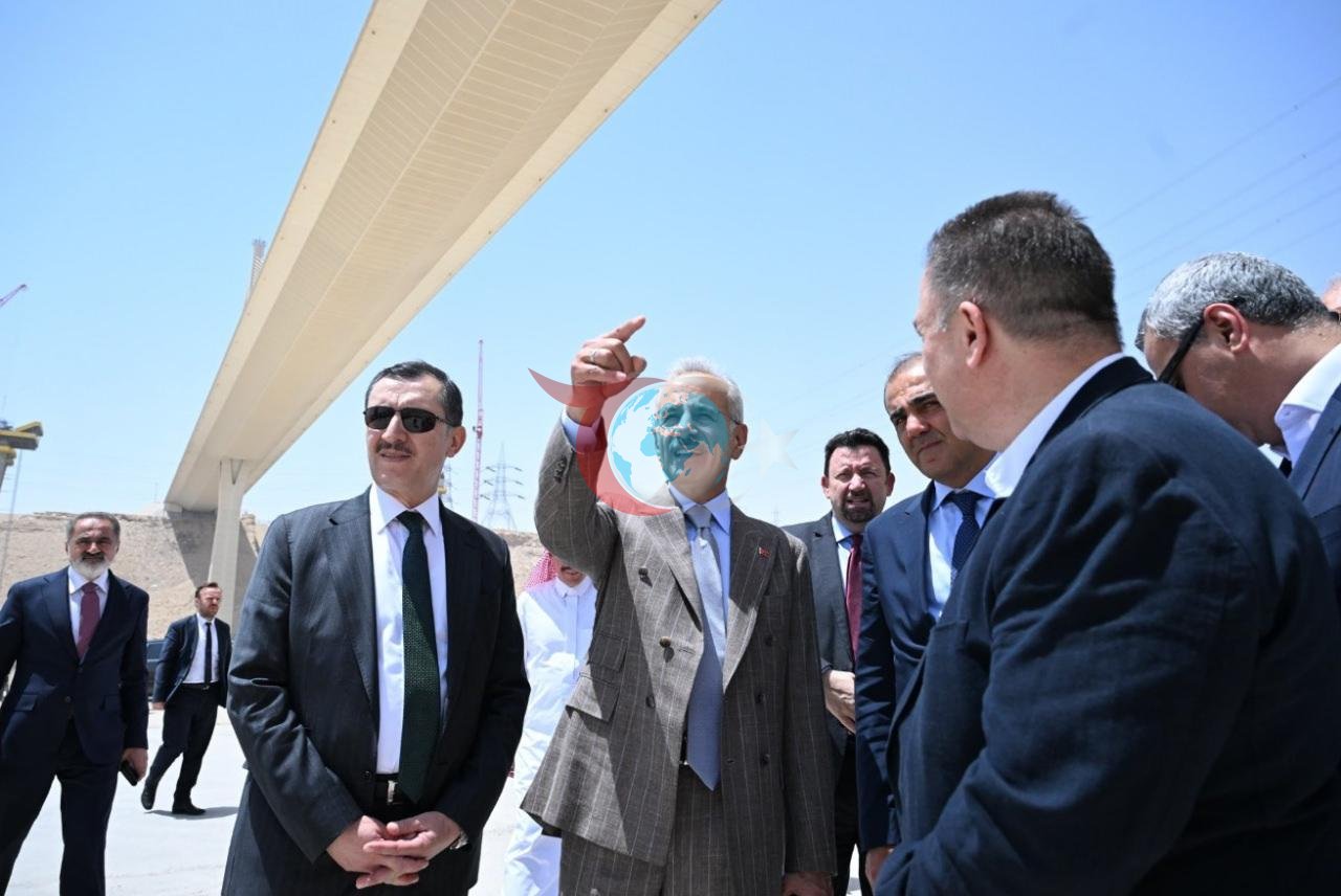 Nazir Uraloğlu Kral Halid Beynəlxalq Hava Limanında aparılan işlər barədə məlumat aldı və Laban Vadisi Körpüsü Layihəsi çərçivəsində inşa edilən üç yeni kanatlı körpüdə görülən işləri araşdırdı.