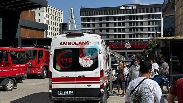 Elazığda otelin damından qalxan tüstü çaxnaşmaya səbəb oldu
