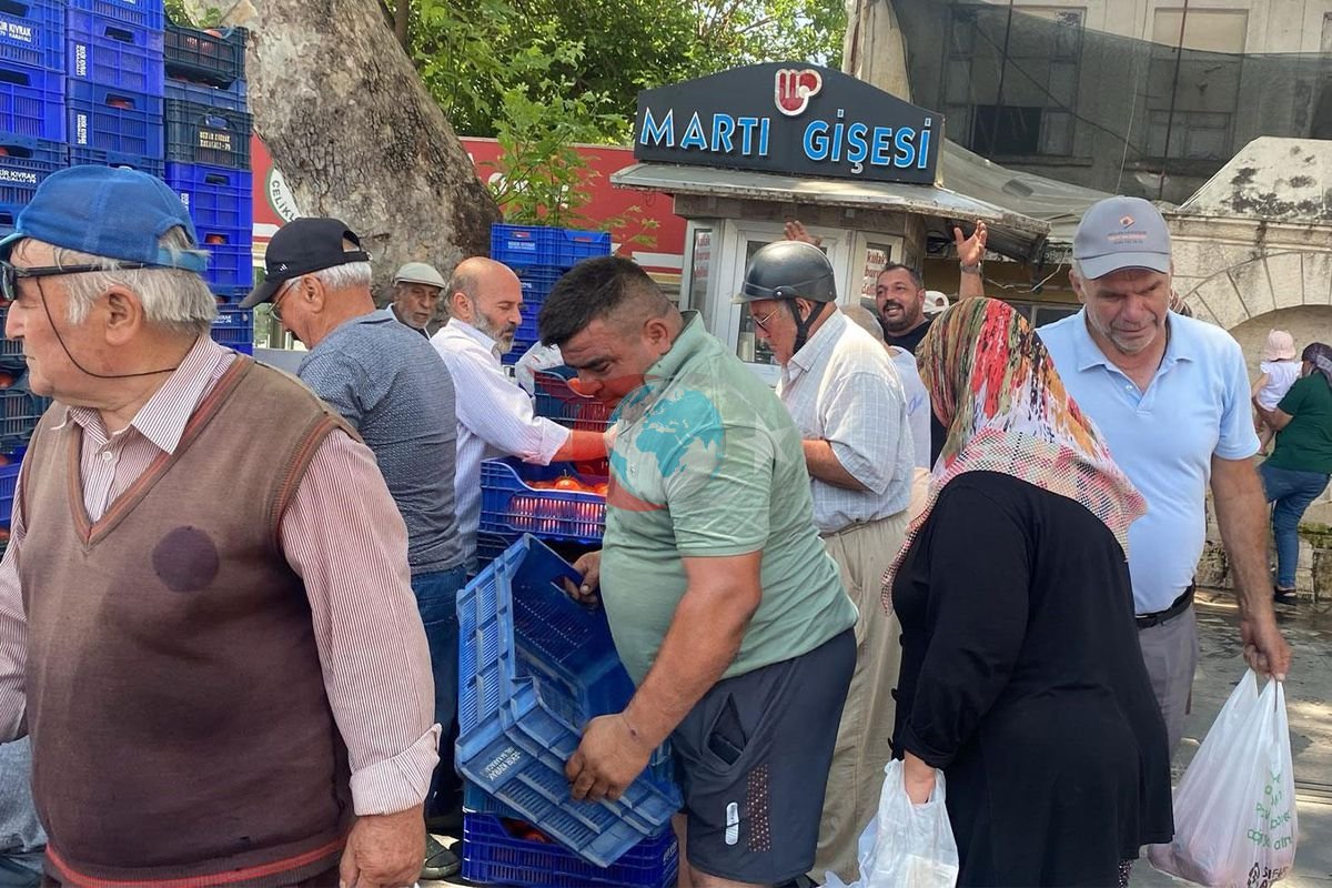 Halde alıcı bulamadığı 4 ton domatesi vatandaşlara ücretsiz dağıttı
