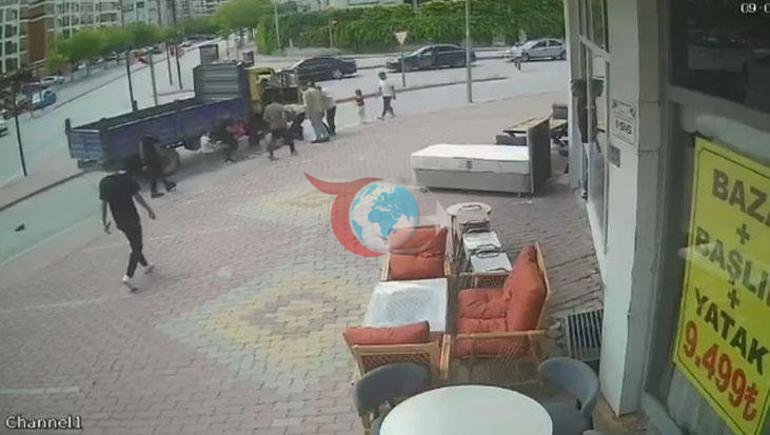 Kamyonetin çarptığı bisikletteki 3 çocuk aracın altında kaldı Dehşet anları kamerada