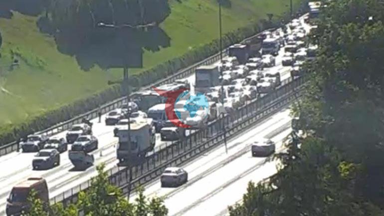 Təxminən TEM-də avtomobil aşıb. Trafikdə sıxlıq yaranıb