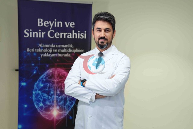 Yanlış teşhisle felcin eşiğine geldi: Tekerlekli sandalyeyle gelip yürüyerek çıktı - Resim: 0