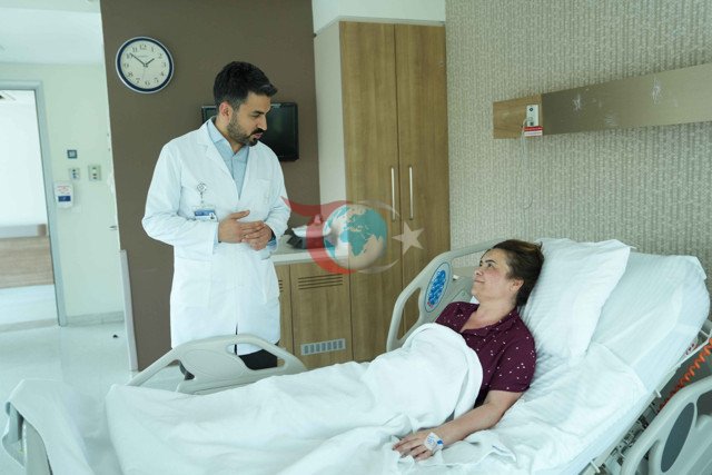 Yanlış teşhisle felcin eşiğine geldi: Tekerlekli sandalyeyle gelip yürüyerek çıktı - Resim: 1