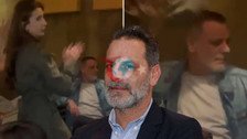 Ozan Güvəni Mehmetin yanından qovdular! şüarlar qışqırır...