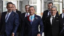 Täzelikler! Özgür Özeliň yzyndaky partiýa!