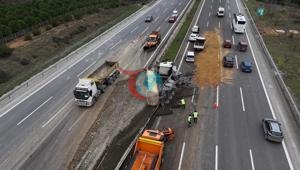 Kuzey Marmara Otoyolunda kamyon devrildi Trafikte yoğunluk oluştu