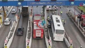 Son dakika... İstanbulda yolcu otobüsünün çarptığı otomobil gişede sıkıştı 2 ölü