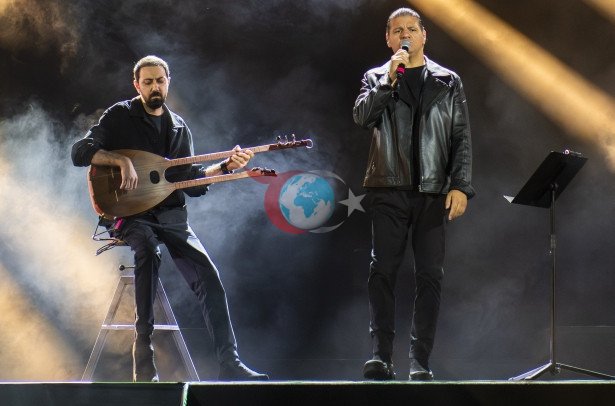 Teoman, Tüpraş Stadyumu'nda konser verdi - Resim : 2