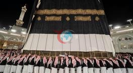 Kâbe’nin yeni örtüsü serildi! 8 saat özel olarak çalışıldı