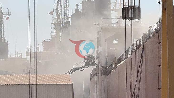 Tuzla'da Tersanede Çıkan Gemi Yangını Kontrol Altına Alınmaya Çalışılıyor