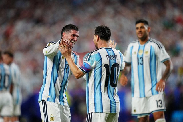Linoel Messi ilk matçda şou göstərdi. O, dünya kuboku tarixində ən çox qol vuran iki oyunçu oldu. data-width=
