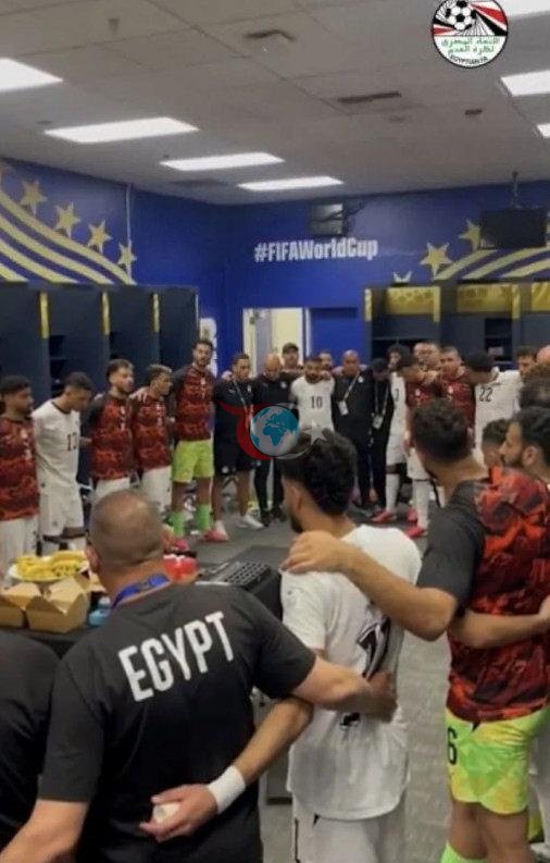 Mısır Milli Takım oyuncuları Belçika maçı öncesi soyunma odasında toplu halde dua ediyor