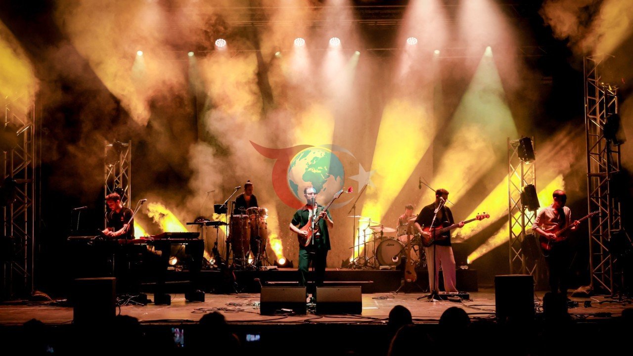 Adamlar Grubundan Denizli ve Antalya'da Coşkulu Konserler
