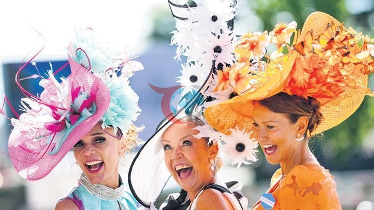 Royal Ascot'ta Zarif Şapkalar ve Kraliyet İzleyicileri