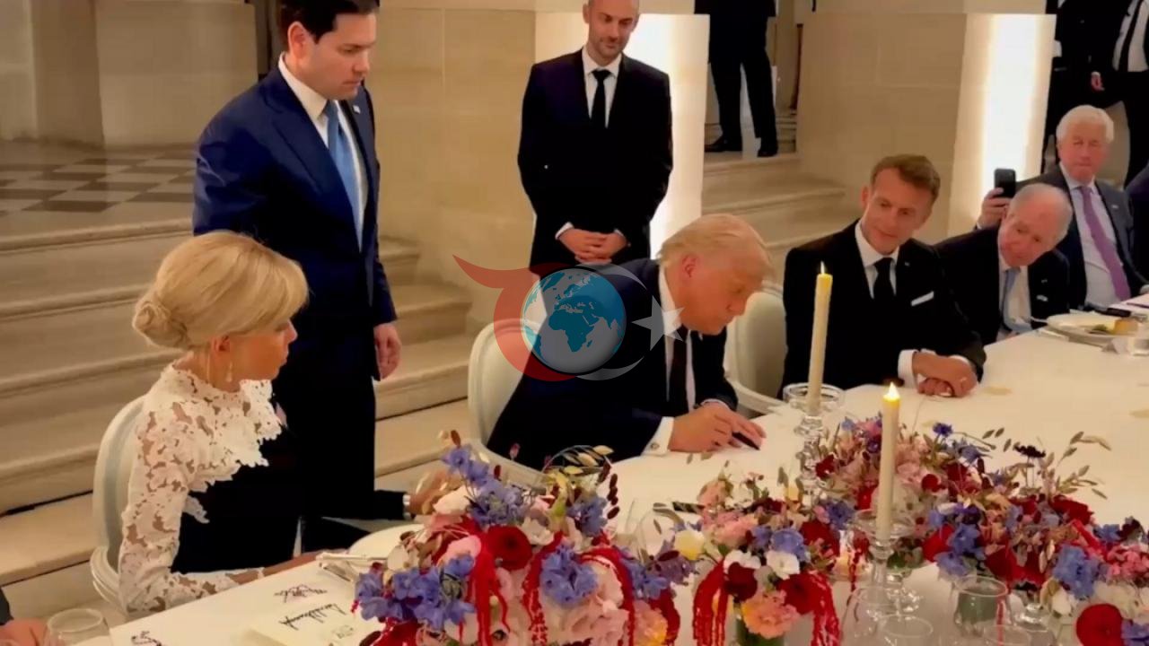 Trump, İran ile Versay'da Anlaşma İmzaladı