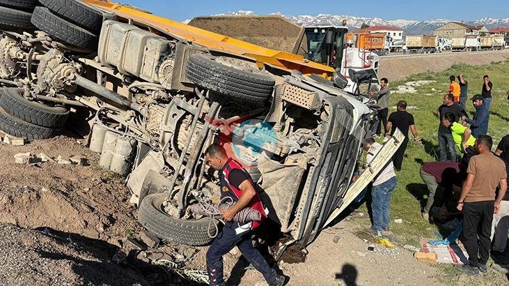 Hakkari'de Feci Kaza: Minibüs ve Kamyon Çarpıştı