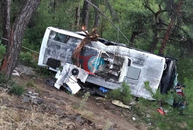 İzmirde tarım işçilerini taşıyan midibüs devrildi Çok sayıda yaralı var