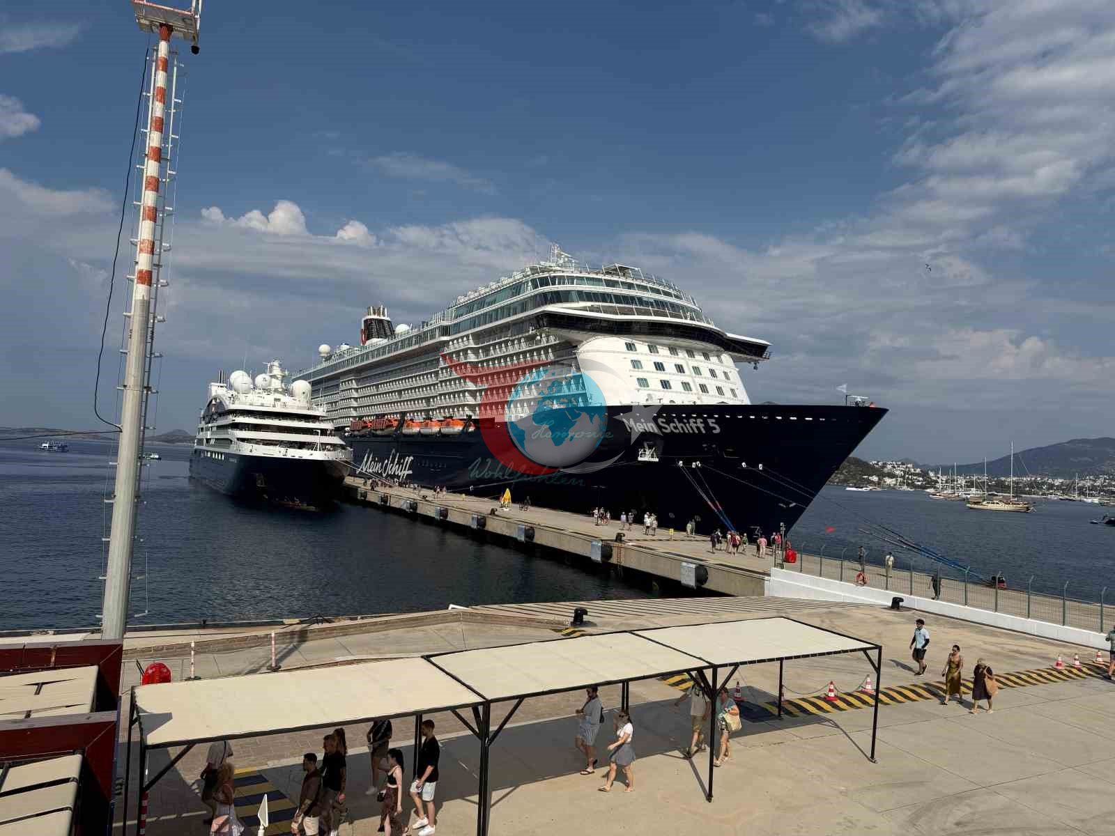 Bodrum Limanı'na İki Kruvaziyerle Turist Akını: 2.583 Kişi Geldi