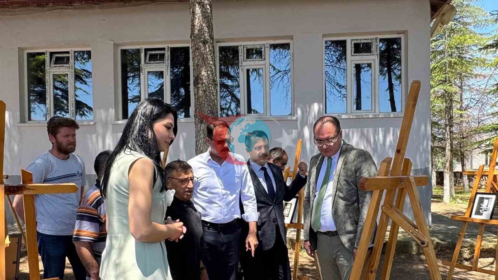 Afyonkarahisar'da Öğrenci ve Öğretmenlerin Resim Sergisi Yoğun İlgi Gördü