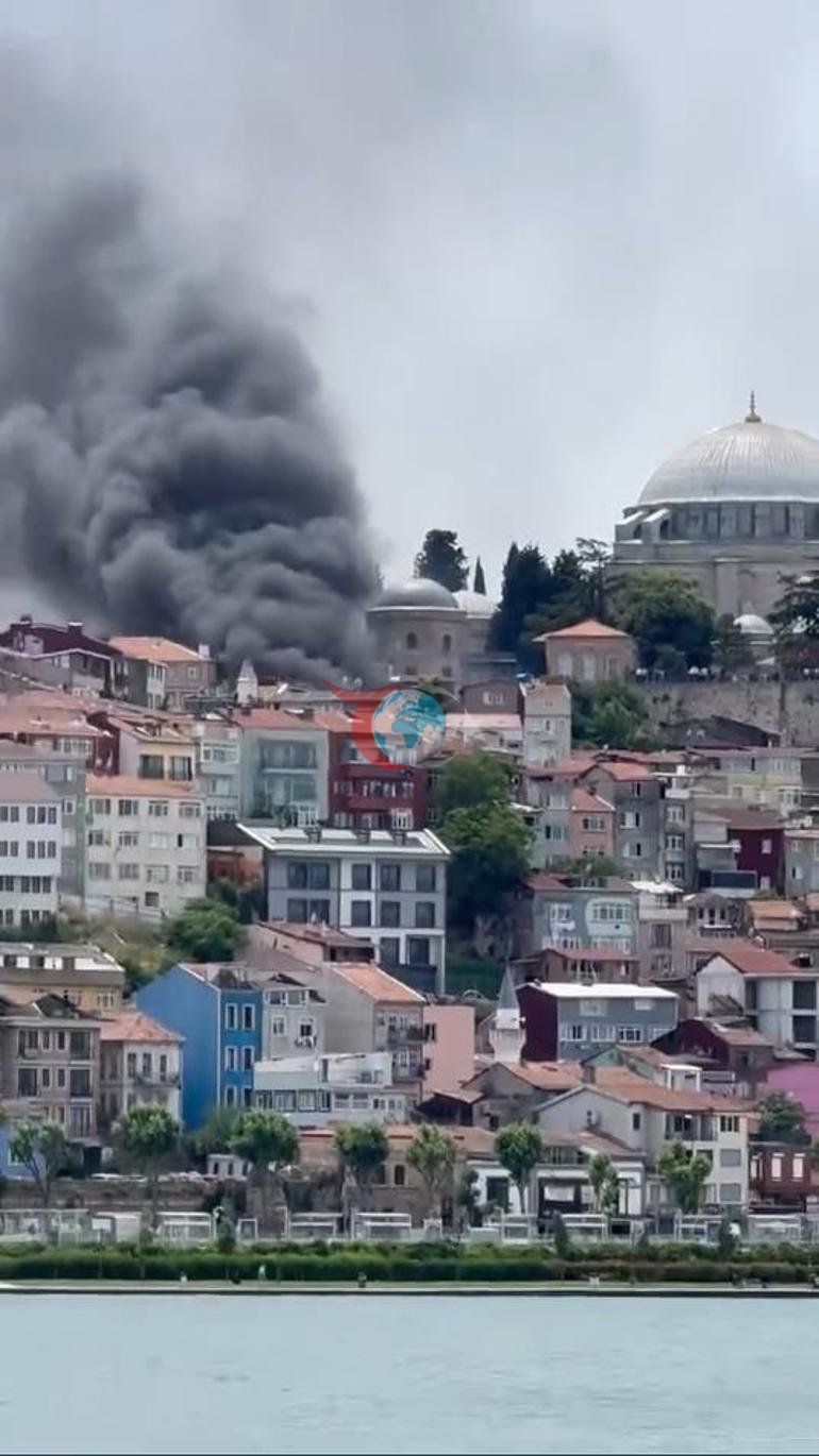 Son dakika... Fatihte binadaki yangın araçlara sıçradı