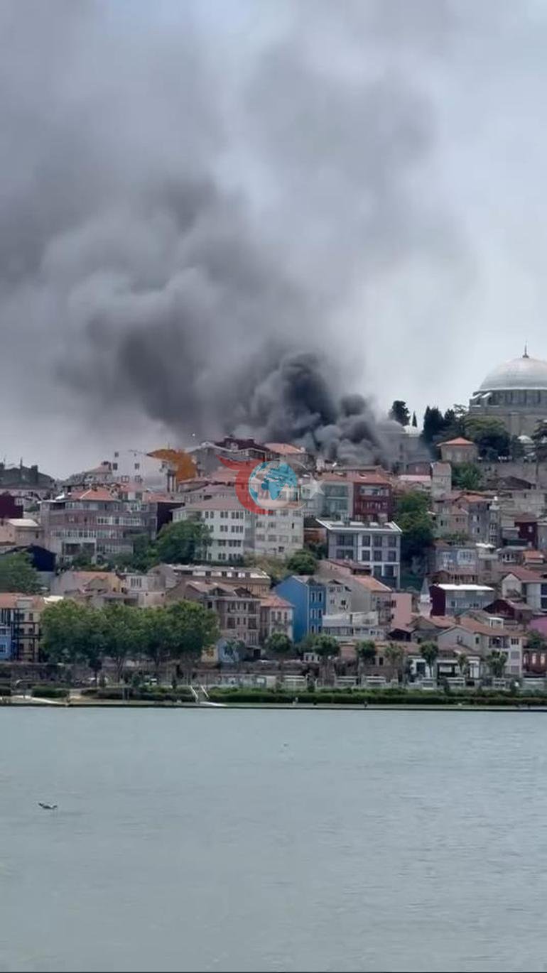 Son dakika... Fatihte binadaki yangın araçlara sıçradı