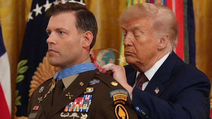 Trump'ın Madalya Töreninde Yaşanan İlginç Anlar Sosyal Medyayı Salladı