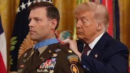 80-year-old Trump was probleming the moments! Soldier's o boğuldu