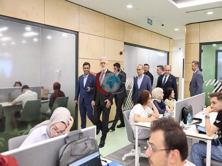 Tamer Karadağlı ‘Alev Alatlı Şehir Kütüphanesi ve Tiyatro Binası’nı ziyaret etti