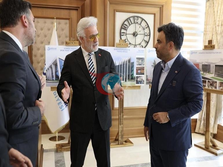 Tamer Karadağlı ‘Alev Alatlı Şehir Kütüphanesi ve Tiyatro Binası’nı ziyaret etti