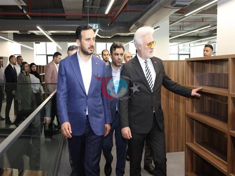 Tamer Karadağlı ‘Alev Alatlı Şehir Kütüphanesi ve Tiyatro Binası’nı ziyaret etti