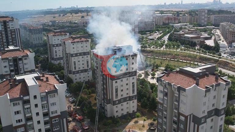 Küçükçekmecede bir binanın çatısında çıkan yangına müdahale ediliyor