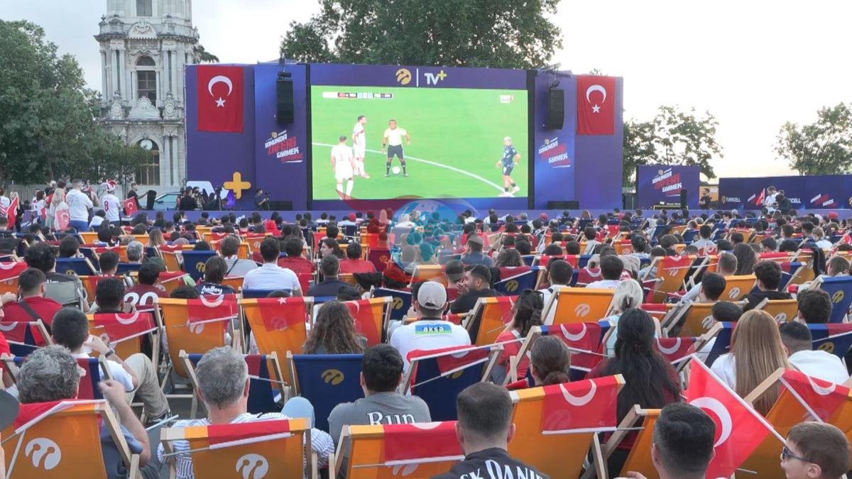 Dolmabahçe’de Milli Maç Coşkusu: Futbolseverler Dev Ekranda Buluştu