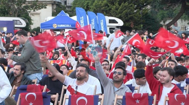 Dolmabahçedə nəhəng ekranda milli matç həyəcanı yaşandı