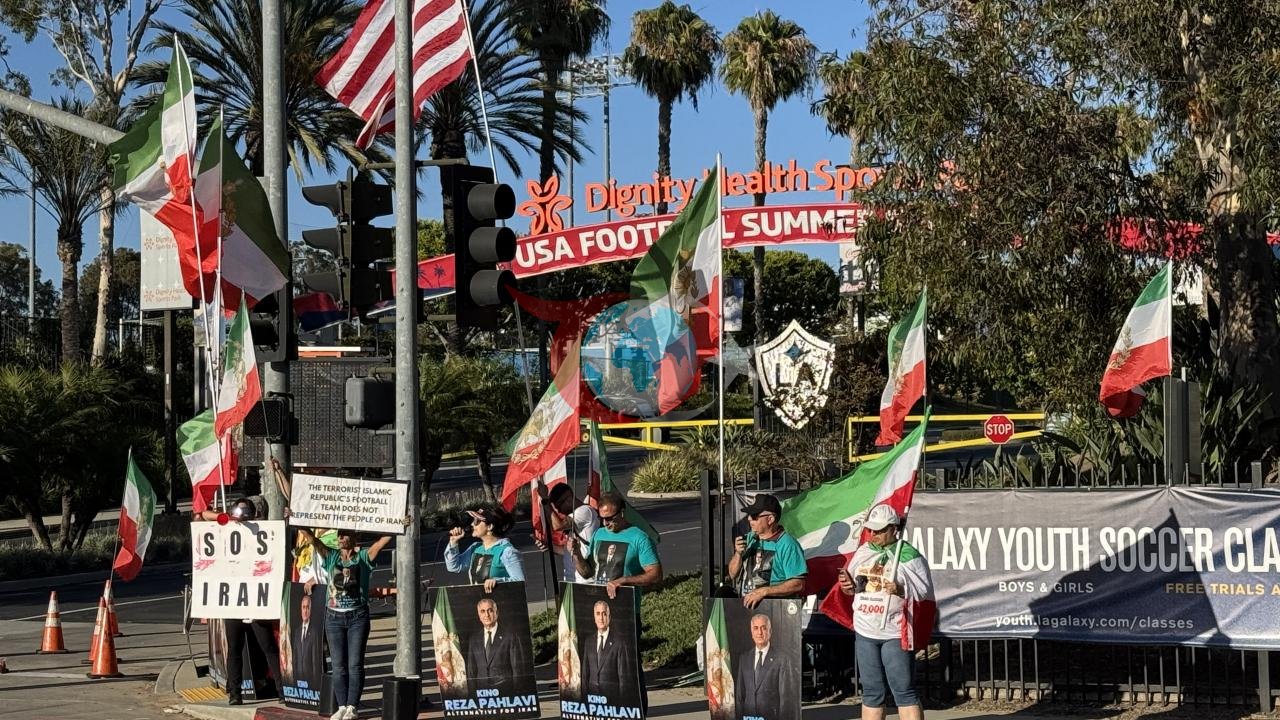 İran Milli Takımı'na Los Angeles'ta Protesto: ABD Bayrağı Açıldı