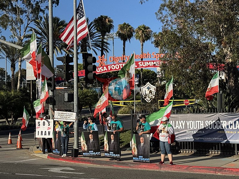 İran Milli Takımı, Los Angeles'ta Protestolarla Karşılaştı