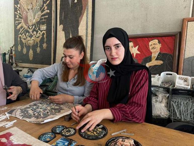 Suriyeli sanatçılar, Cumhurbaşkanı Erdoğanın portresini yaptı Tam 100 bin mozaik kullanıldı