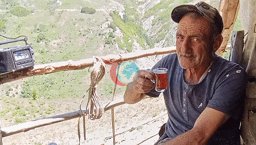 U 40 yildan beri bitta tog'da yolg'iz yashaydi! U har kechada ayiq va bo'ri tomosha qiladi=