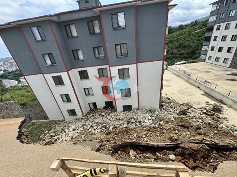 Gece yarısı büyük tehlike İstinat duvarı çöktü, evlerin odalarına toprak doldu
