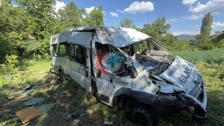 Burdurda dahshatli voqea sodir bo'ldi Mikroavtobus dalaga ag'darilib ketdi: Ko'plab jarohatlanganlar bor