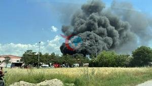 Kauçuk fabrikasında korkutan yangın Siyah dumanlar kilometrelerce uzaktan görüldü