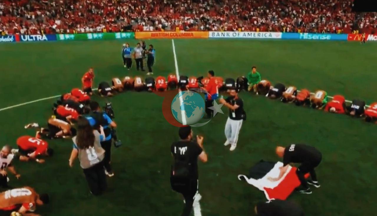 Misirli futbolçular minnətlə səcdə edirlər