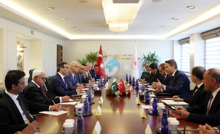 Bakan Bayraktar, Pakistan Özelleştirme Bakanı Ali ile bir araya geldi