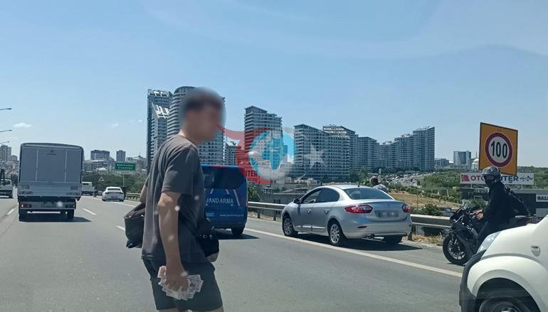 Bağcılar TEM-də birdən pul havaya uçdu. Hamı yolda pul yığdı