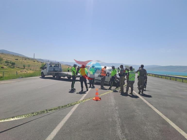Son xəbərlər... Vanda hərbi maşın qəzaya uğradı. 1 şəhid, 4 əsgər, 5 yaralı var. 1 şəhid, 4 əsgər, 5 yaralı var.