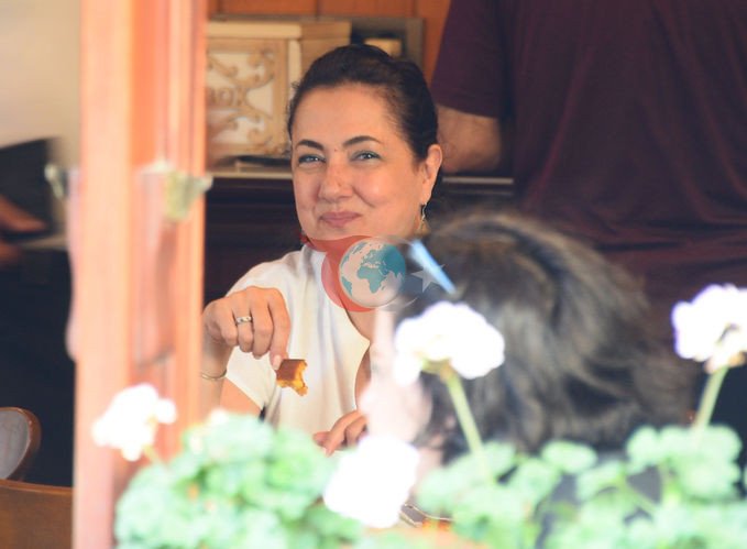 Meltem Cumbul yemek molasında sobelendi
